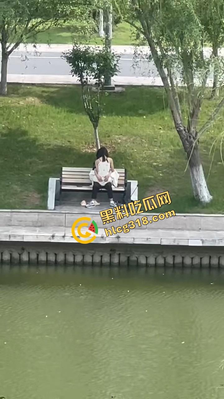 校园长椅小情侣河边裙下整活，抠完逼直接开干，朋友圈疯传辅导员点赞评这就是校园爱情！-6