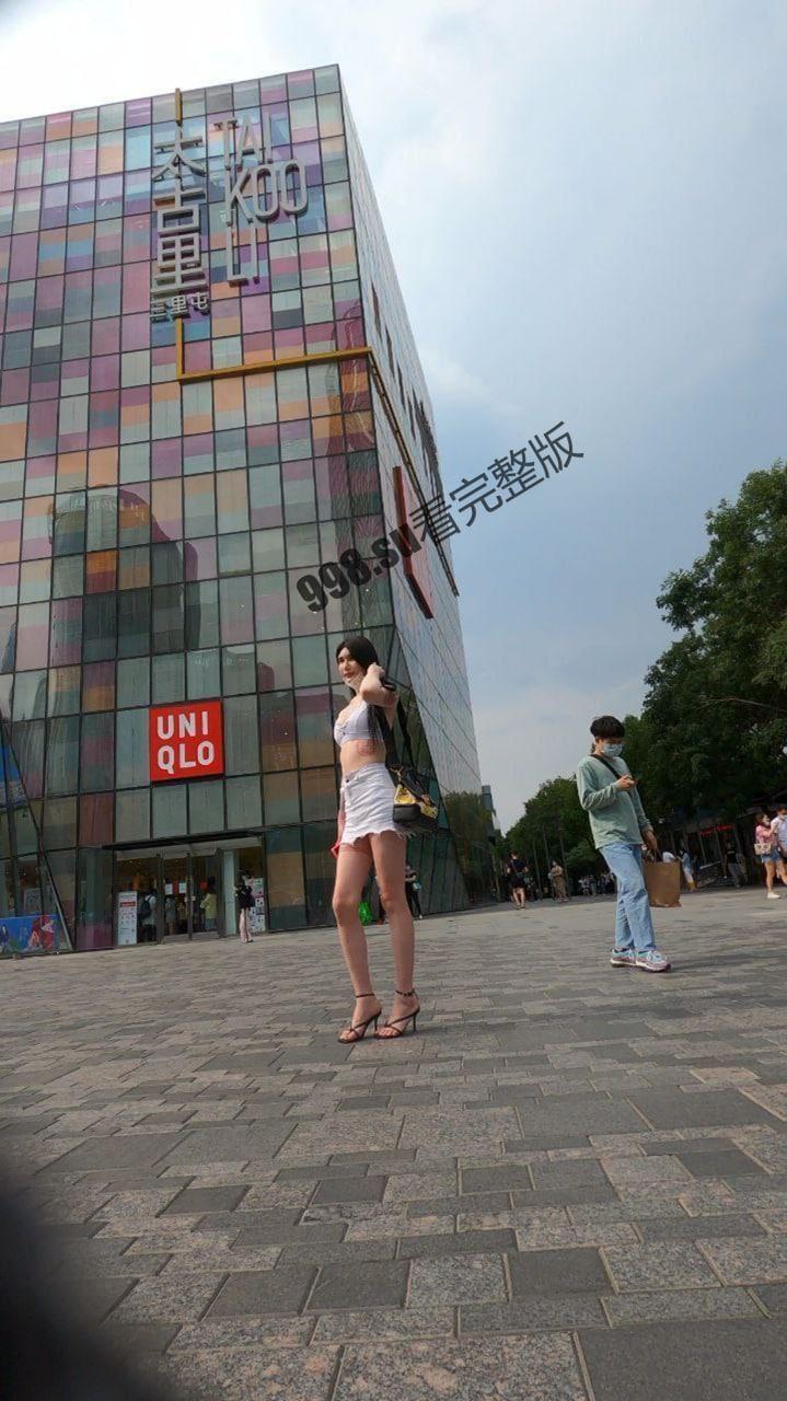 【抄底偷拍】三里屯太古里模特网红街拍圣地花臂女模特九头身高小骚丁极限诱惑-1