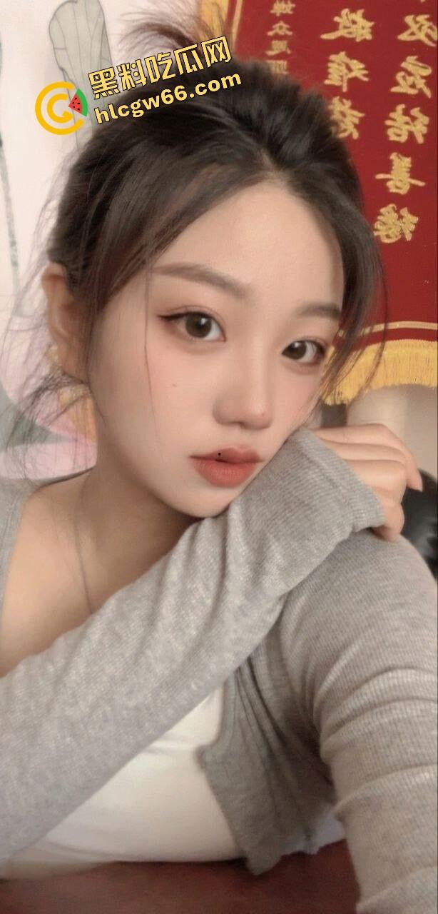 音乐老师嘴巴比喇叭还灵武汉【张小岚】楼道玩口爆，微信附近人撩到的骚货，25岁女老师夜里吞精爽出！-4