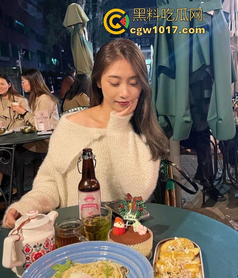 高颜值反差淫荡学生妹，约炮大屌猛男，露脸深喉吞大屌，榨干金主每一滴快感，引爆无尽快感！-5