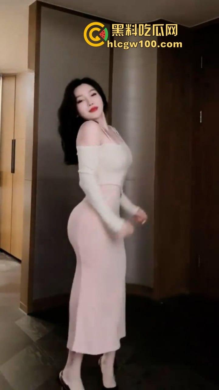 京城卡戴珊推特第一美臀【Eliya】大尺度福利视频合集 超高颜值逆天巨臀骚出天际 和她睡一晚需要注意些什么？-3