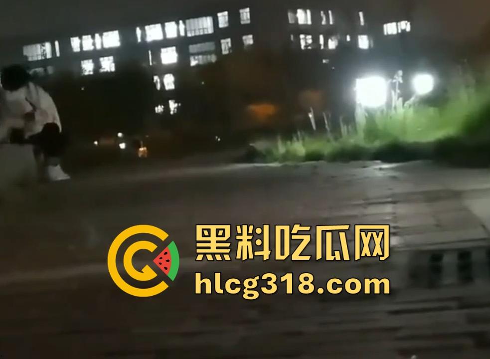 大学的野战瞬间！盘点一下那些性欲极其小伙户外的大学小情侣们的现场视频 满满的荷尔蒙呀！-5