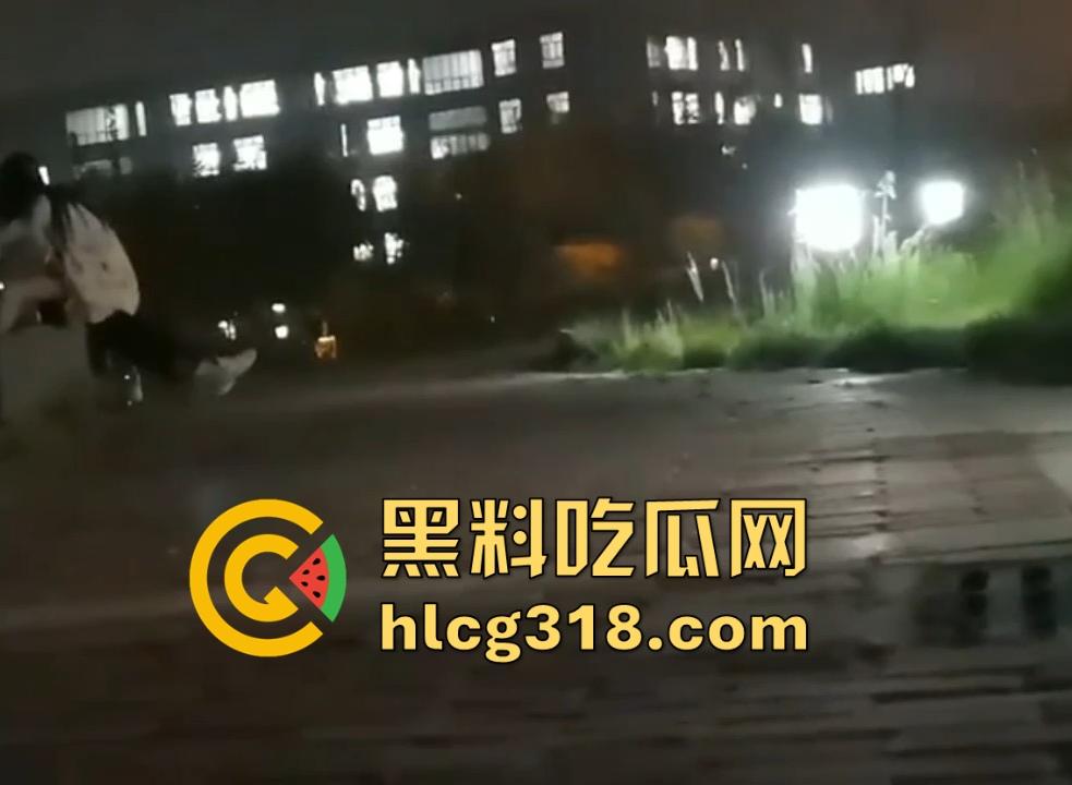 大学的野战瞬间！盘点一下那些性欲极其小伙户外的大学小情侣们的现场视频 满满的荷尔蒙呀！-7
