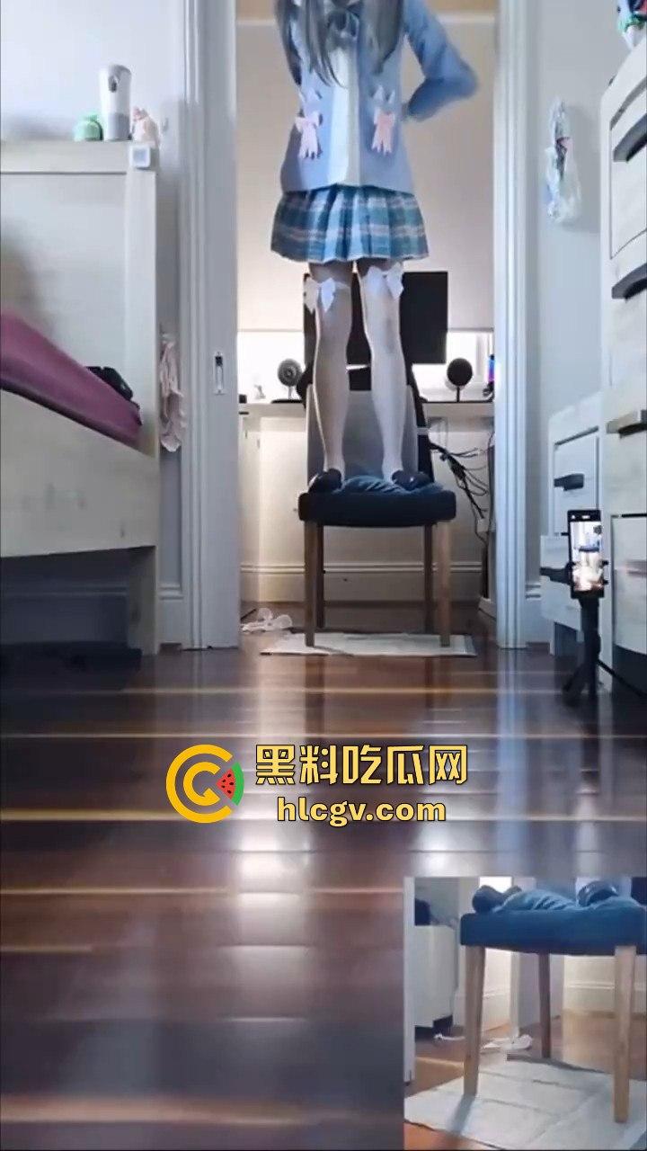JK小妹直播上吊自缢快感引热议！是变态玩法窒息式快感还是噱头？观众目睹喷出不明液体！尿了还是喷了？-1