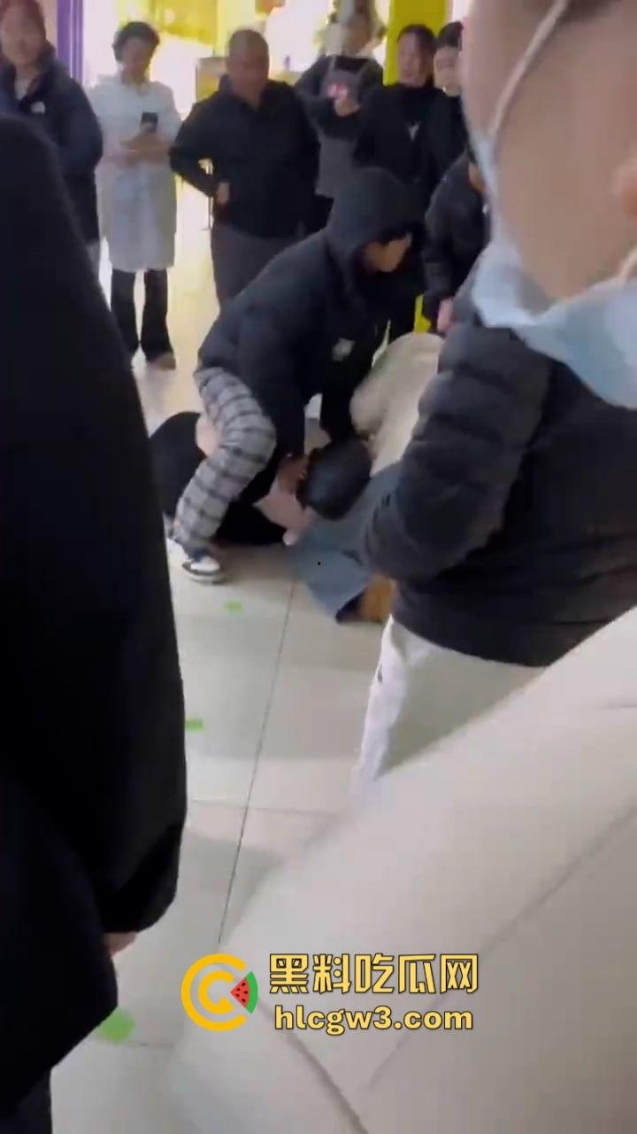 男子为护小三打原配 儿子愤而出手爆锤小三为亲妈出气！围观群众都说打得好！-9