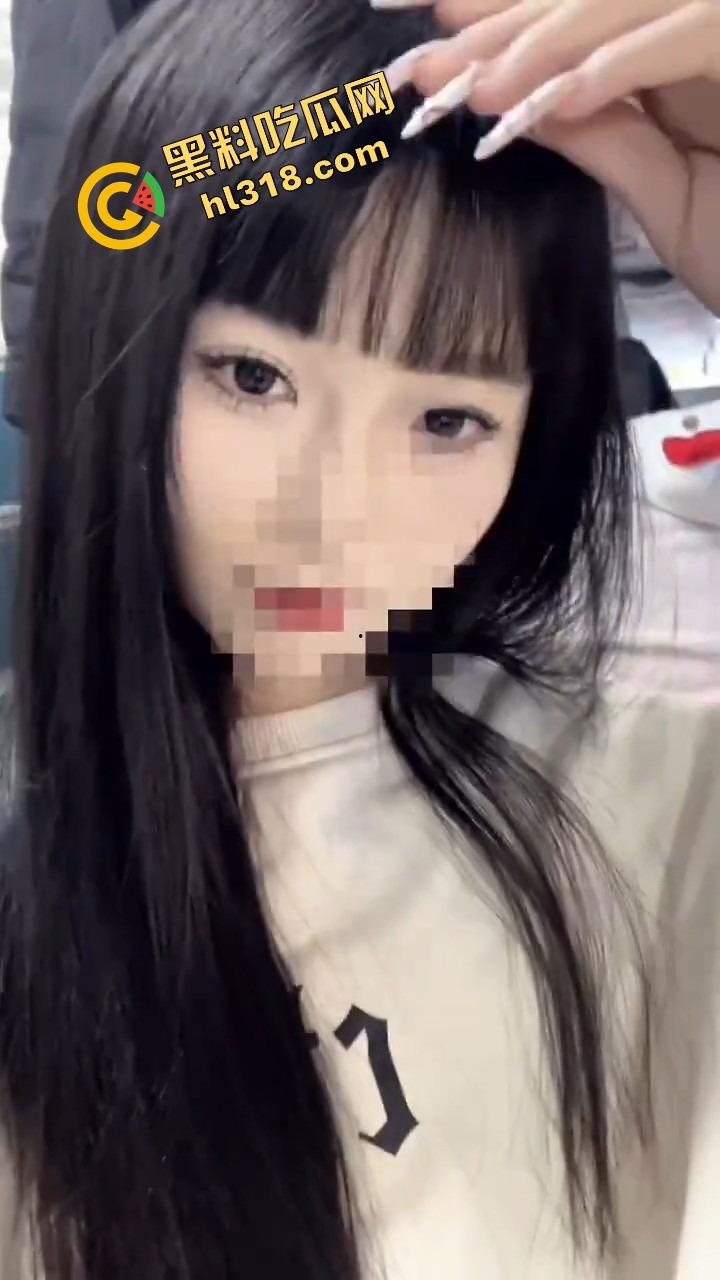 江西女大学生『范乔乔』装纯给爹看，酒店全裸架炮玩肉棒，粉红骚穴被后入到喷水，精液流成小河！-1