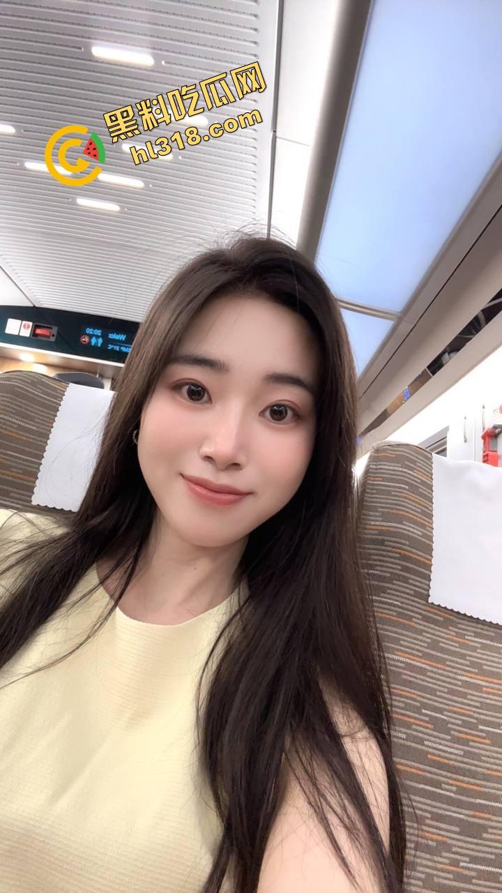 江西女大学生『范乔乔』装纯给爹看，酒店全裸架炮玩肉棒，粉红骚穴被后入到喷水，精液流成小河！-5