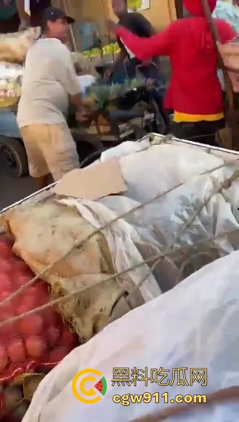 欧洲老白男持刀压迫老实小黑，拿到吓唬人，不料大老黑给逼急了，狗急跳墙抄起大木棍一棒子反杀！-1