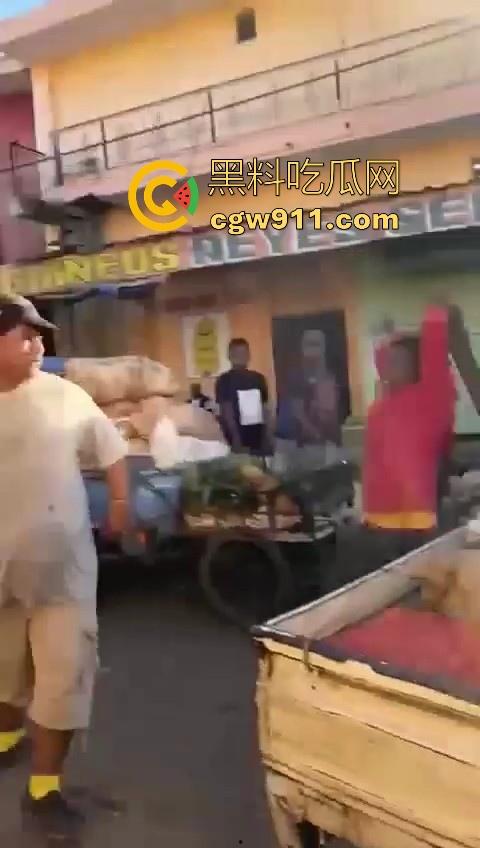 欧洲老白男持刀压迫老实小黑，拿到吓唬人，不料大老黑给逼急了，狗急跳墙抄起大木棍一棒子反杀！-8