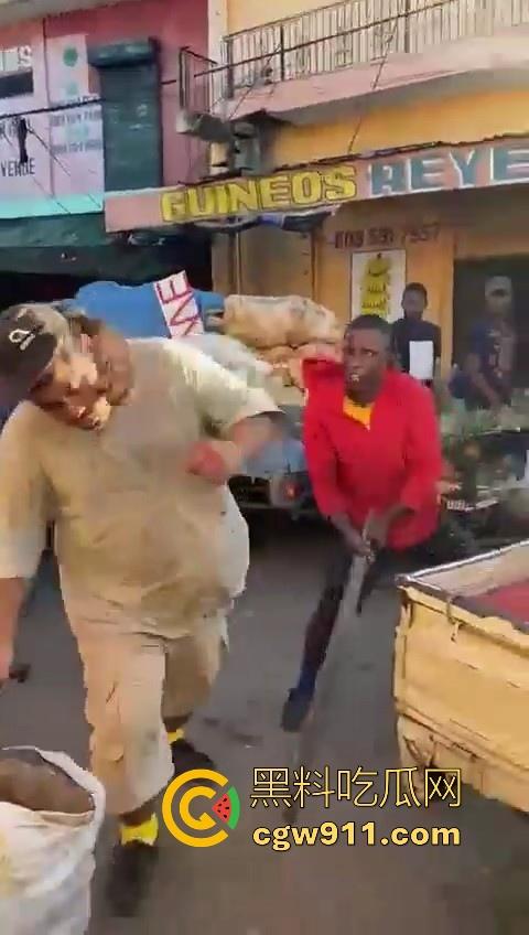 欧洲老白男持刀压迫老实小黑，拿到吓唬人，不料大老黑给逼急了，狗急跳墙抄起大木棍一棒子反杀！-9