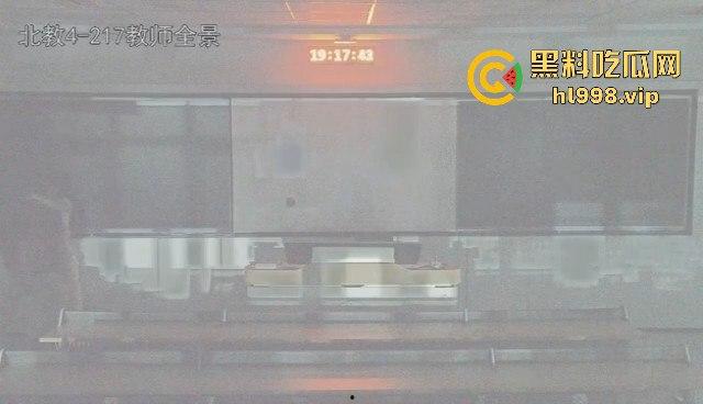 浙江大学情侣教室大战被监控拍下！智慧教室秒变性爱课堂，高材生用最奇葩方式学习！-6