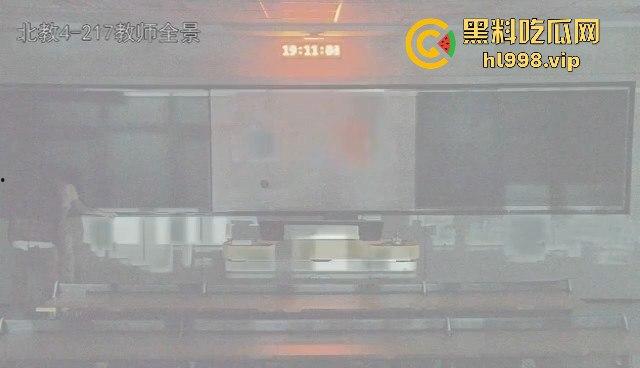 浙江大学情侣教室大战被监控拍下！智慧教室秒变性爱课堂，高材生用最奇葩方式学习！-7