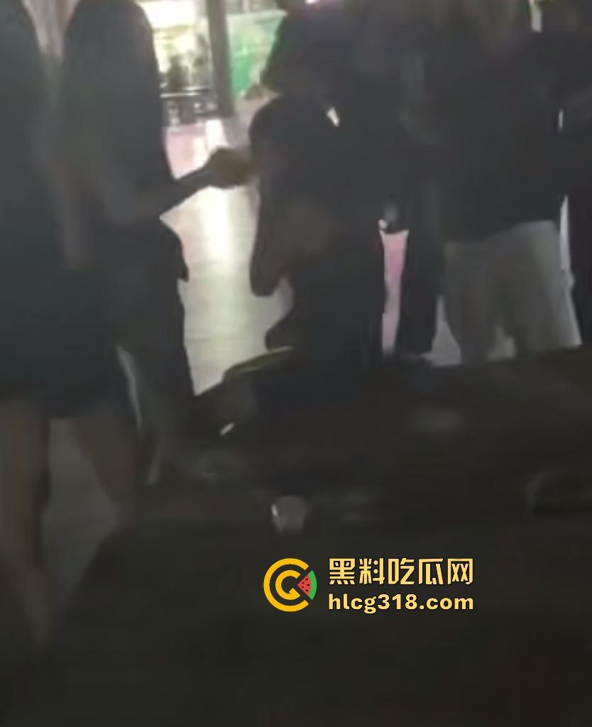 河南通许女同学勾引精神小妹男友被打，大街上狂扯衣服扒光光，围观男群无人劝阻！-1