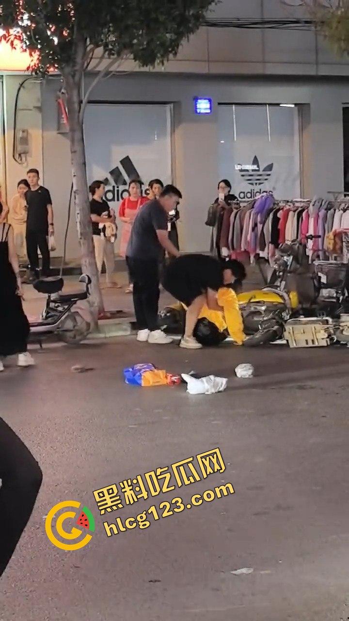 江西某步行街，父亲发现女儿出去鬼混当场跟精神小伙拉扯起来-2