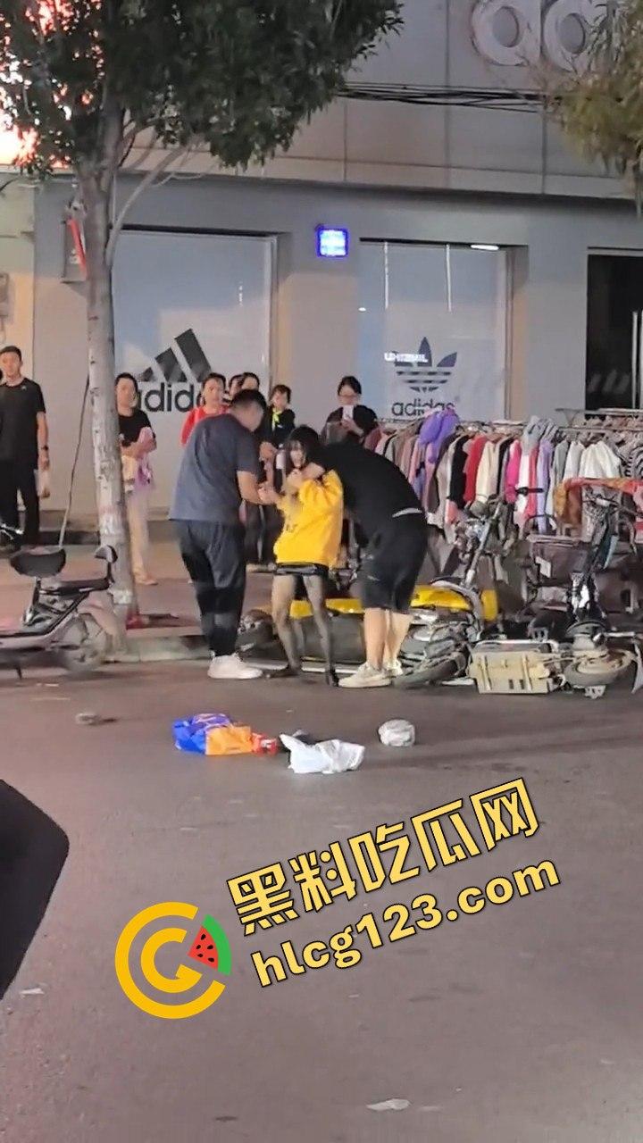 江西某步行街，父亲发现女儿出去鬼混当场跟精神小伙拉扯起来-4