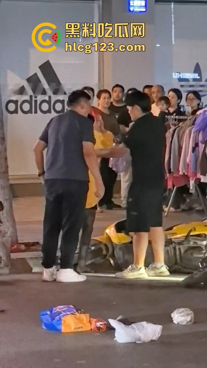 江西某步行街，父亲发现女儿出去鬼混当场跟精神小伙拉扯起来-6