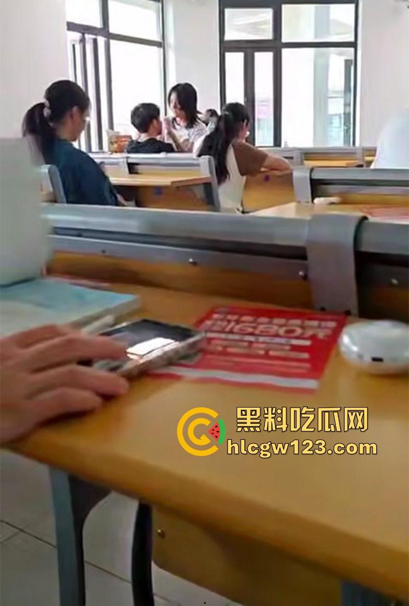 校园课堂情侣公然做爱 女友无视周围同学眼光主动上位骑乘 事后竟然一脸满足 这是真饥渴了啊！-4
