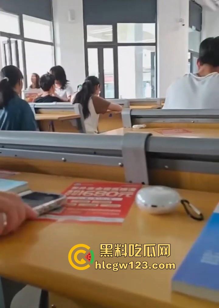 校园课堂情侣公然做爱 女友无视周围同学眼光主动上位骑乘 事后竟然一脸满足 这是真饥渴了啊！-8