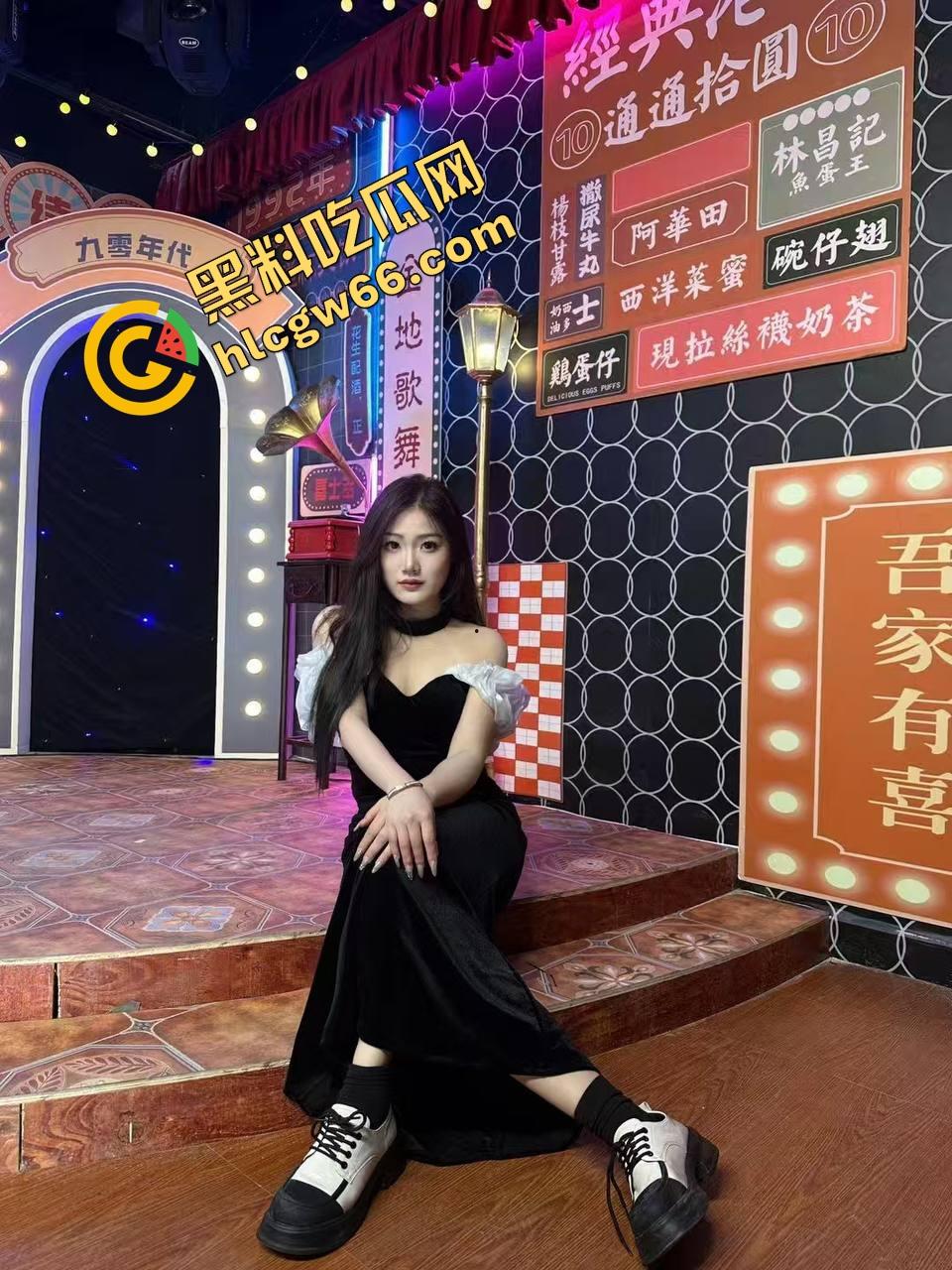 美容店老板娘下班关店偷情，精壮情夫在按摩床上暴干半小时，奶子晃飞骚水淌地、床都快操散架了！-2