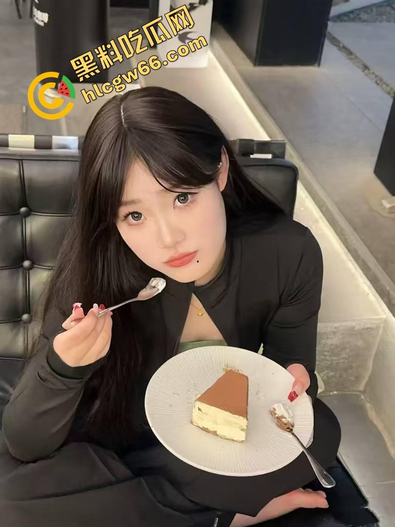 美容店老板娘下班关店偷情，精壮情夫在按摩床上暴干半小时，奶子晃飞骚水淌地、床都快操散架了！-4