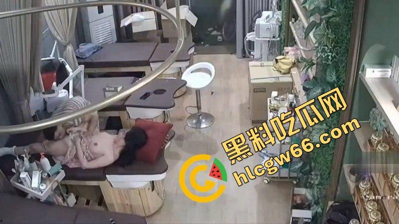 美容店老板娘下班关店偷情，精壮情夫在按摩床上暴干半小时，奶子晃飞骚水淌地、床都快操散架了！-10