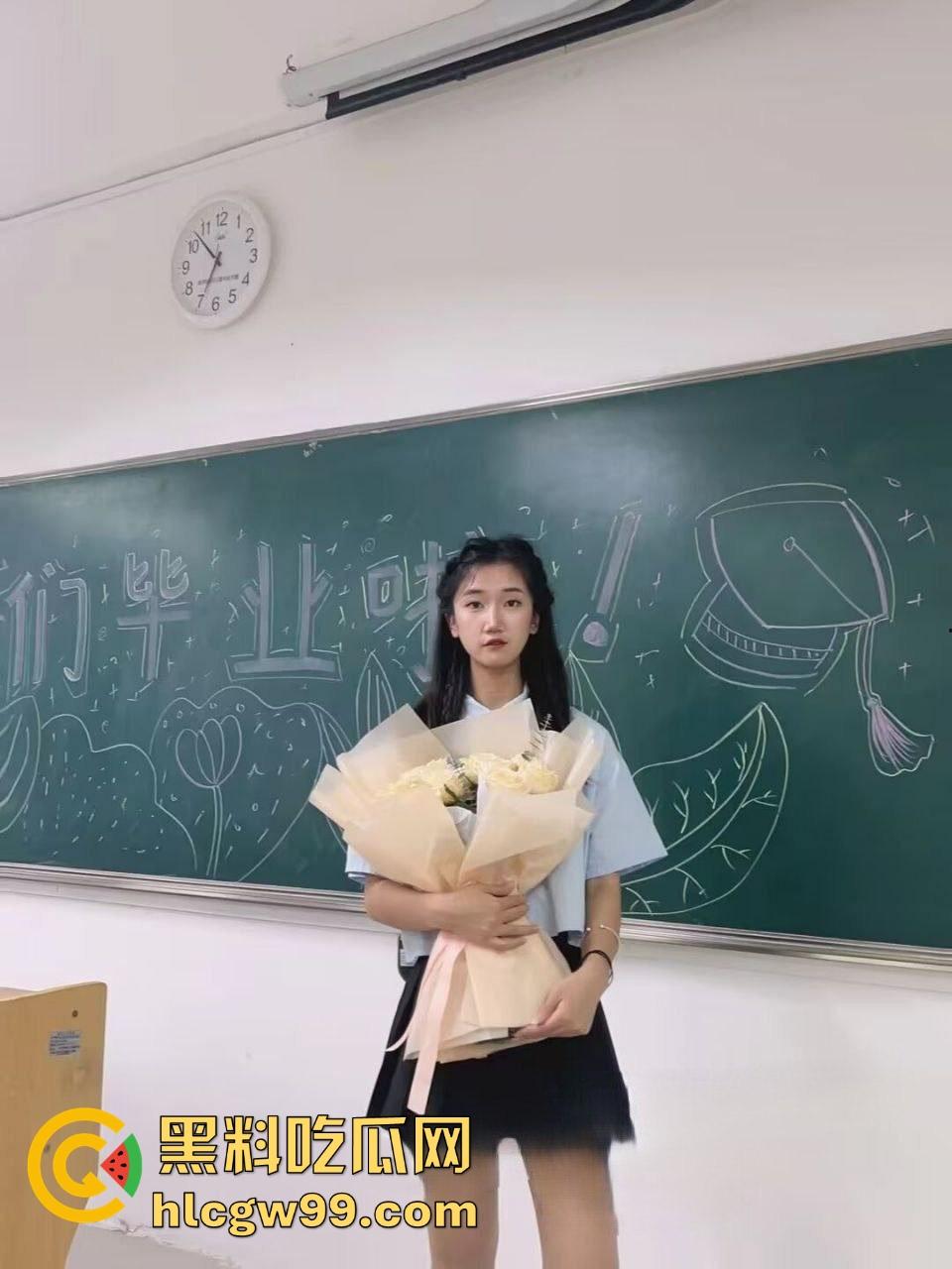 河北师大学生【周乃馨】被渣男PUA性爱视频曝光,三两句就掰开黑森林,骚逼一览无余!-3