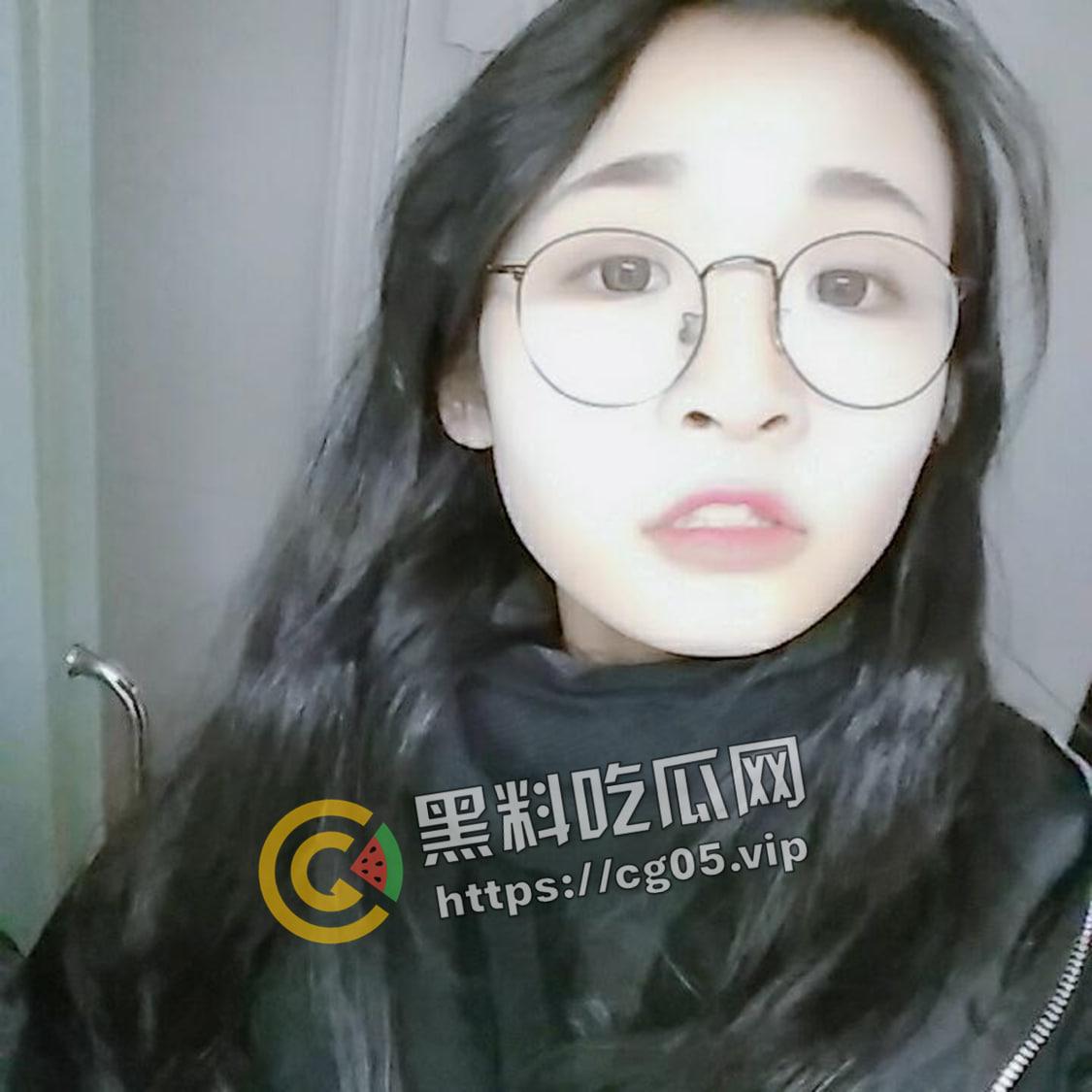 苏州邻家小妹妹 神似狗头萝莉 皮肤白嫩戴眼镜和跪下求精吃的样子反差感拉满-1