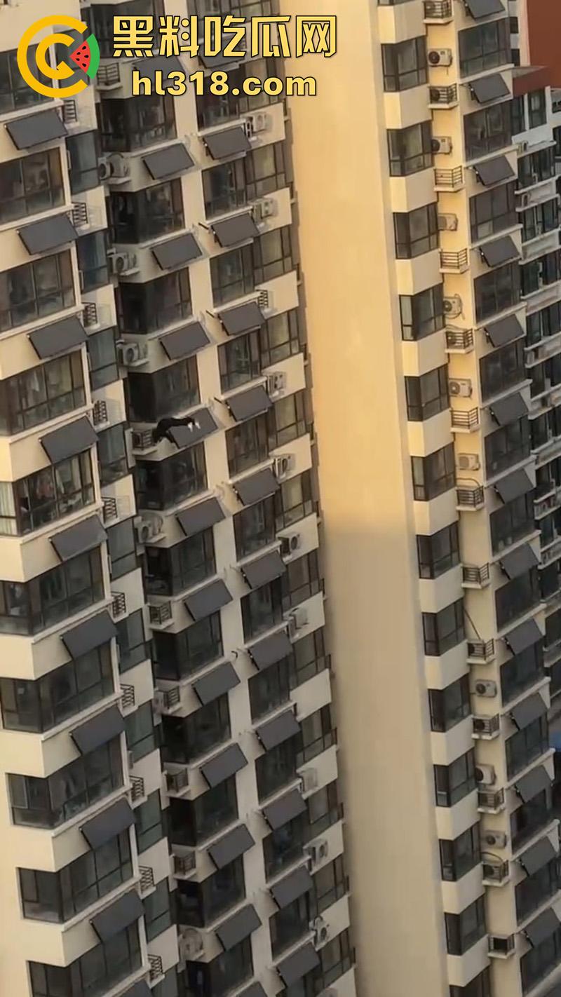 瓜友实拍男子跳楼，少年失恋想不开，消防员搭好救生垫，结果正好错过，摔在地上当上死亡！-5
