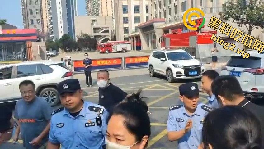 青岛李沧区圣德心脑血管医院迁建引发抗议，家长怒骂警察直接被捕！-4
