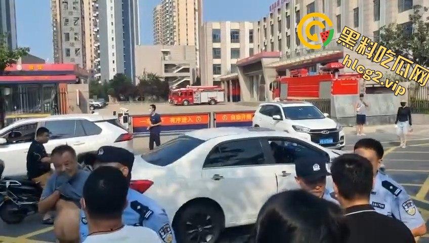 青岛李沧区圣德心脑血管医院迁建引发抗议，家长怒骂警察直接被捕！-5