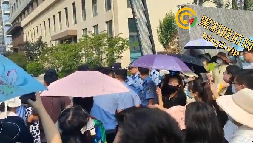 青岛李沧区圣德心脑血管医院迁建引发抗议，家长怒骂警察直接被捕！-6