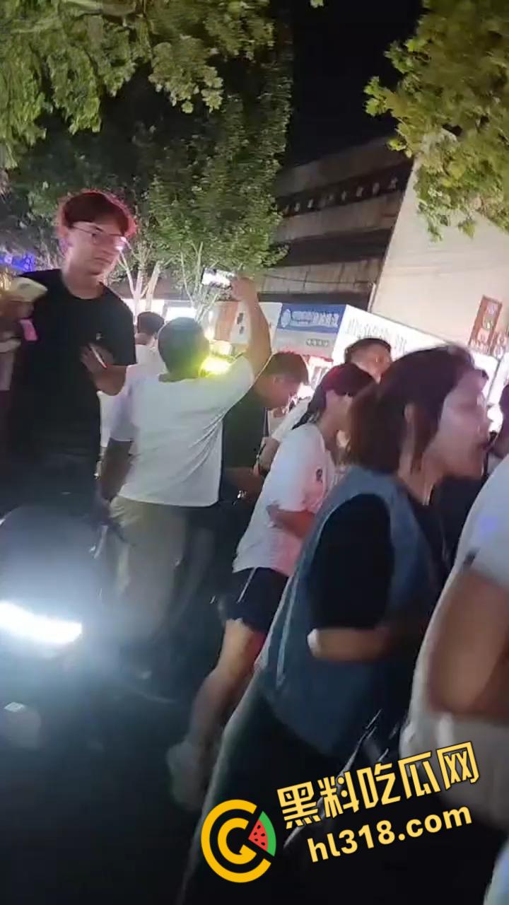 济源原配怒堵马路抓小三，男主和小三躲在车里不出来，吃瓜群众怒怼小三，交警现场调解 !-1