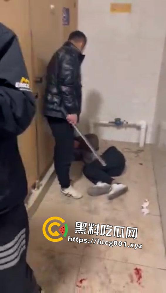 又现霸凌事件 一群精神小伙群殴一男一女拳拳到肉录像视频曝光前排吃瓜-3