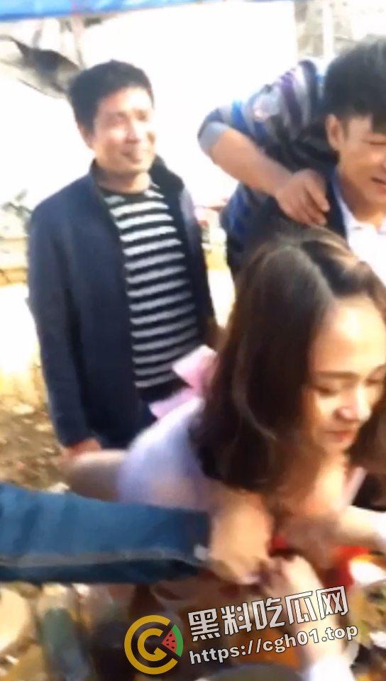 婚闹合集！打人 绑人都是小儿科 现场吃新郎大屌 伴娘奶子都要被捏烂了！-2