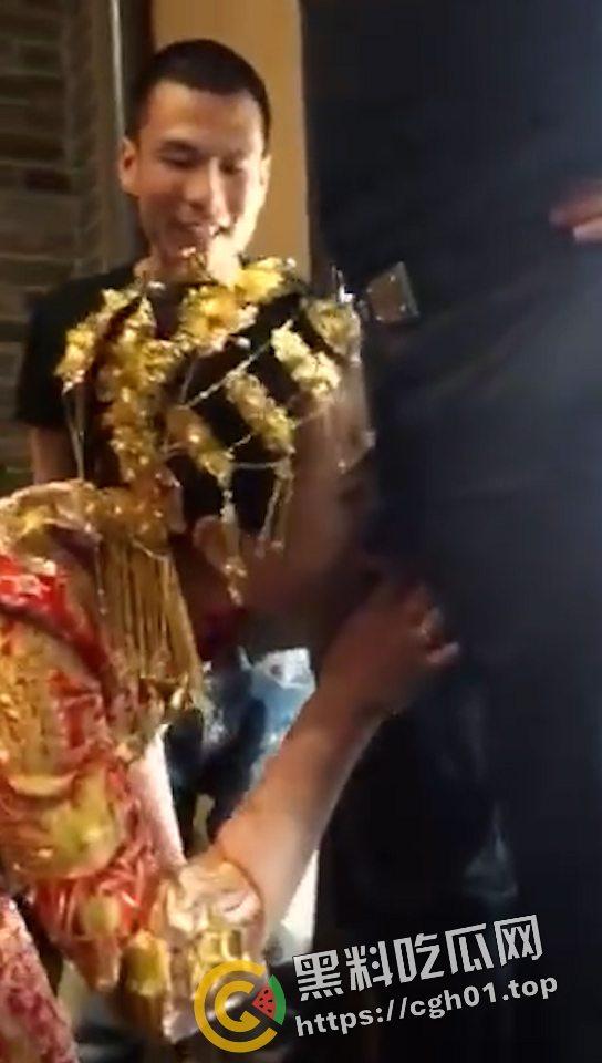 婚闹合集！打人 绑人都是小儿科 现场吃新郎大屌 伴娘奶子都要被捏烂了！-14