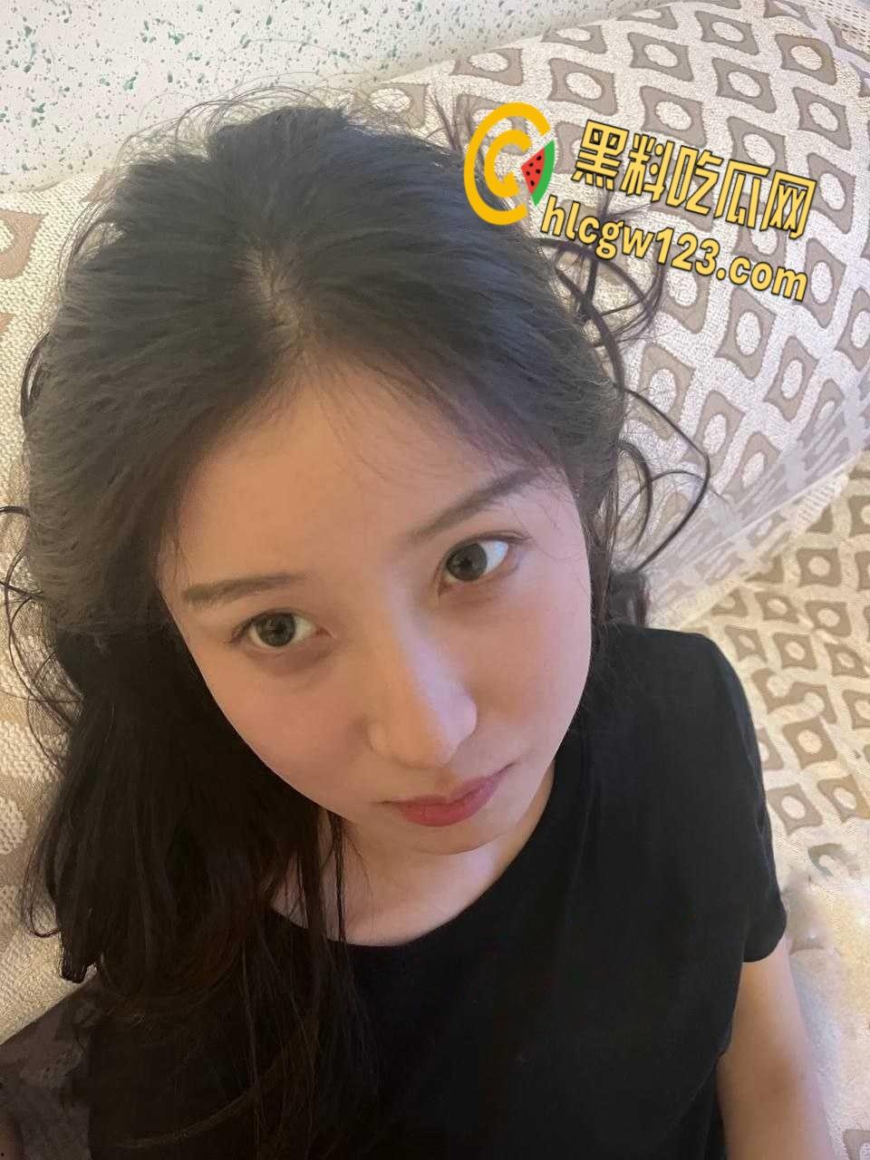 女大学生实习和男友同居,被调教的非常听话,穿着情趣内衣和丝袜摆好姿势等着男友操逼!-3