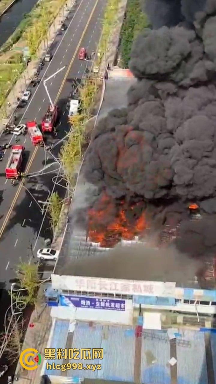 华阳红瓦二手家具市场突发大火 天干物燥成隐患导火索!-4