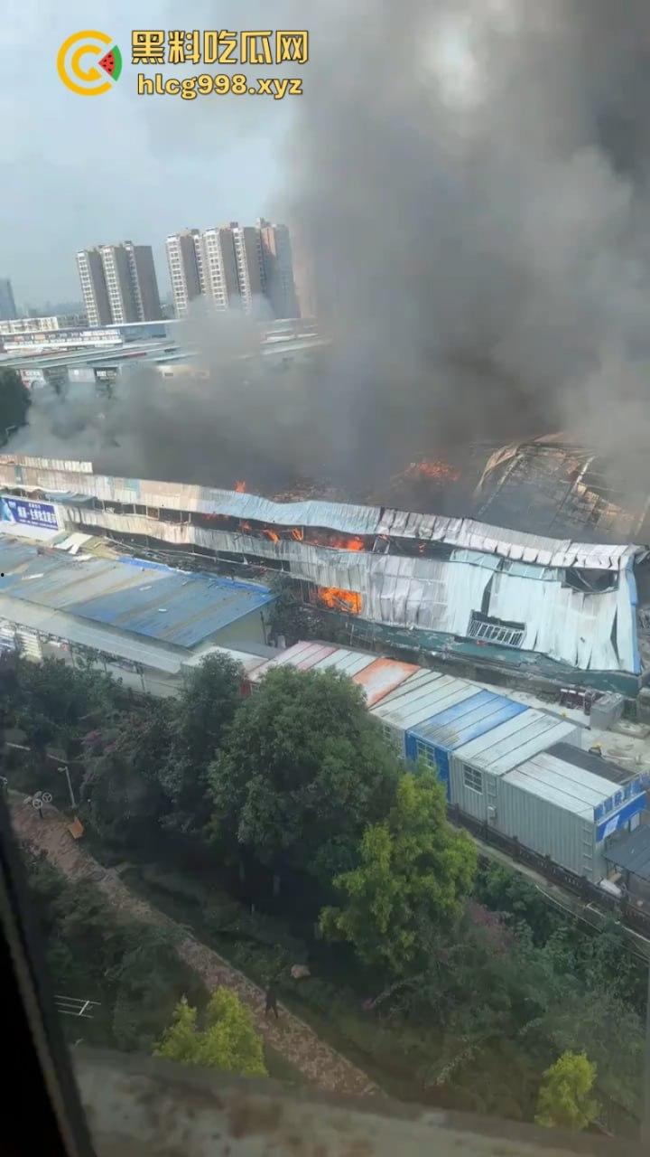华阳红瓦二手家具市场突发大火 天干物燥成隐患导火索!-7