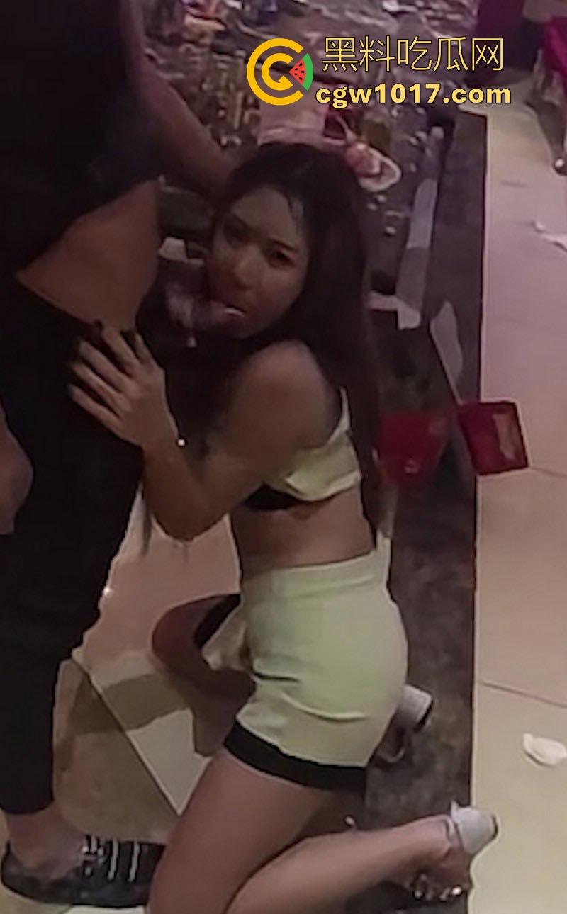 极品女大KTV包房玩多人群交,酒过三巡直接跪地开干!美女被骑跪地卖力口活,年轻人多么的疯狂啊!-6