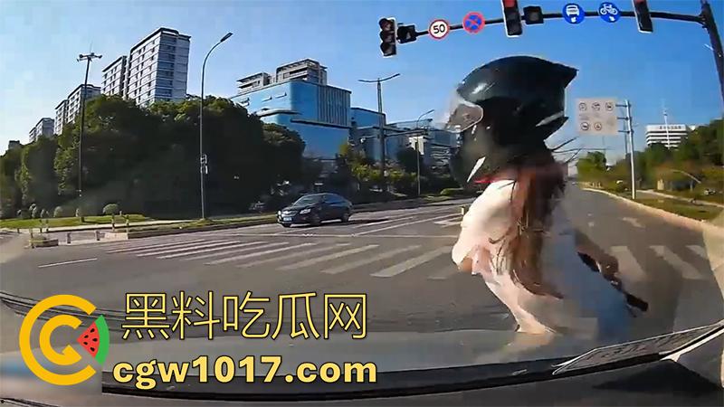 看个车祸竟然起反应了！极品长腿美女被撞飞，性感美腿展露无遗，美腿修长白嫩，这姿势也太优雅了！-2