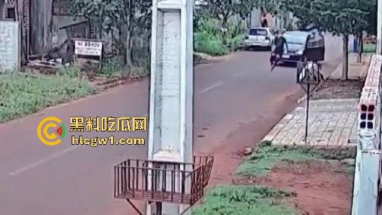 死侍附体的墨西哥硬汉！被车撞又挨两枪屁事没有，AK卡膛气得杀手怀疑人生，简直把杀手心态直接崩了！-1