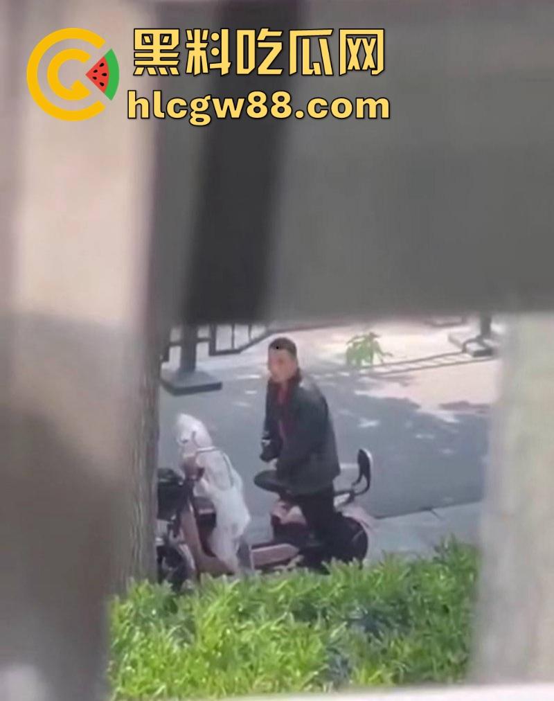炸裂！男子公共场合操电瓶车  粉色的 一看就是女神骑的 这是靠近女神最近的一次！-6