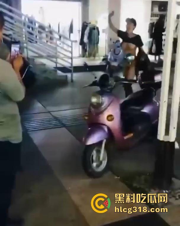 浙江某步行街一女子当众脱衣全裸游街，疑似受到了精神刺激，嘴巴不知道念叨什么，路人纷纷驻足观看。-3