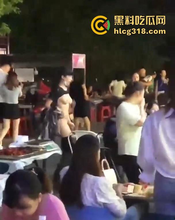 浙江某步行街一女子当众脱衣全裸游街，疑似受到了精神刺激，嘴巴不知道念叨什么，路人纷纷驻足观看。-8