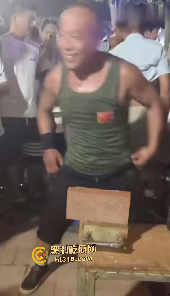 大爷几十年专业劈砖遇良心真砖！狠狠手劈，就是劈不动，大爷说这比我鸡巴还硬啊！-2