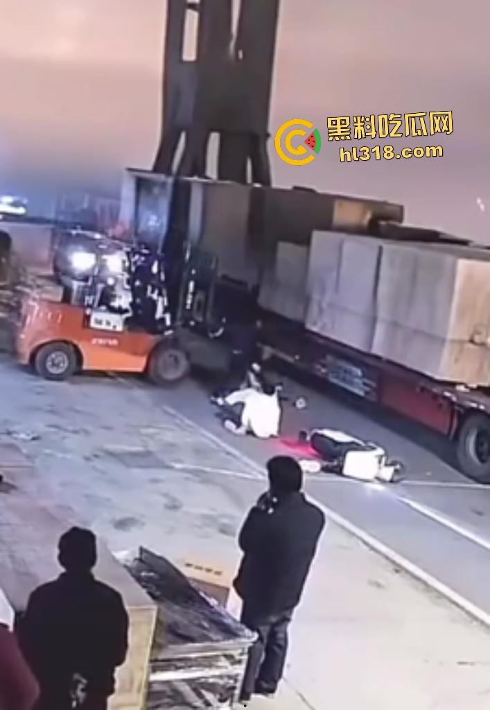 厂内精神小伙耍帅飙电动车遭叉车爆头,撞飞断颈抽搐,几秒后又来第二人紧跟送命!-1