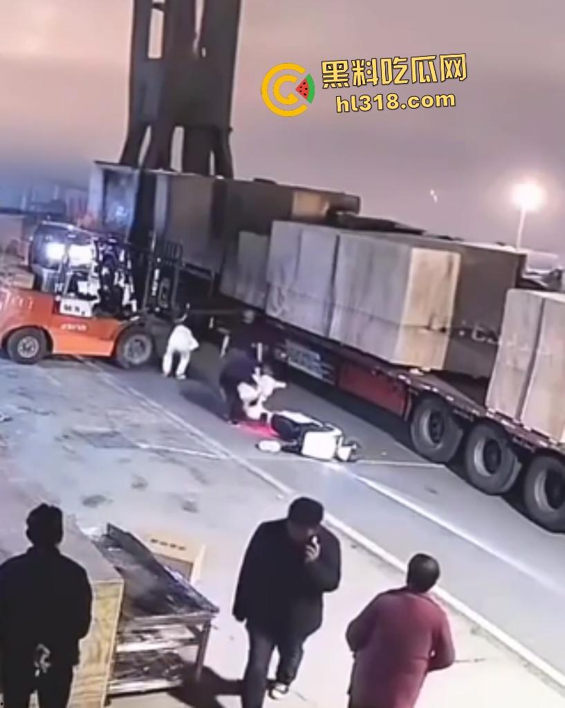 厂内精神小伙耍帅飙电动车遭叉车爆头,撞飞断颈抽搐,几秒后又来第二人紧跟送命!-2