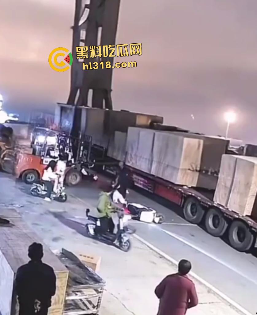 厂内精神小伙耍帅飙电动车遭叉车爆头,撞飞断颈抽搐,几秒后又来第二人紧跟送命!-5