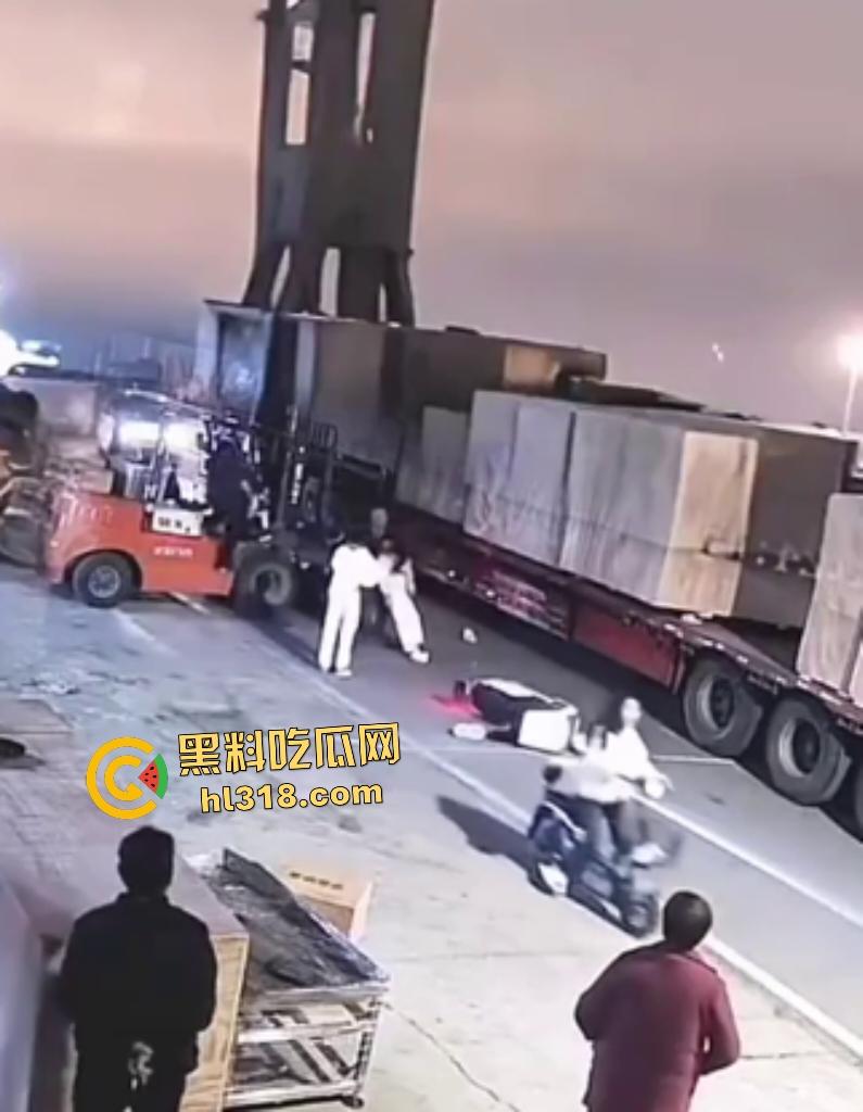 厂内精神小伙耍帅飙电动车遭叉车爆头,撞飞断颈抽搐,几秒后又来第二人紧跟送命!-7