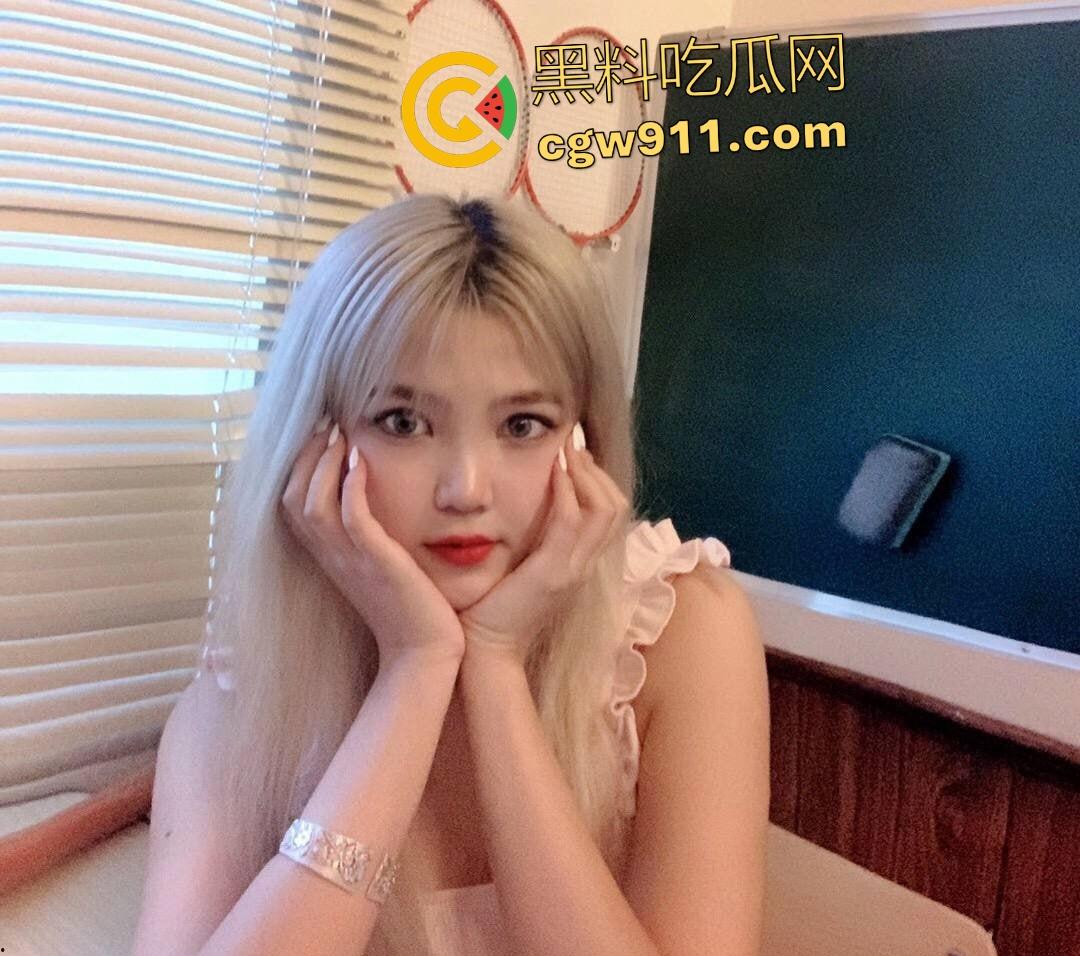 广西师范大学艺术生【陈力维】,口塞塞嘴挑逗男友视频,塞逼自慰,扬言一辈子当贱狗要舔鸡巴!-2